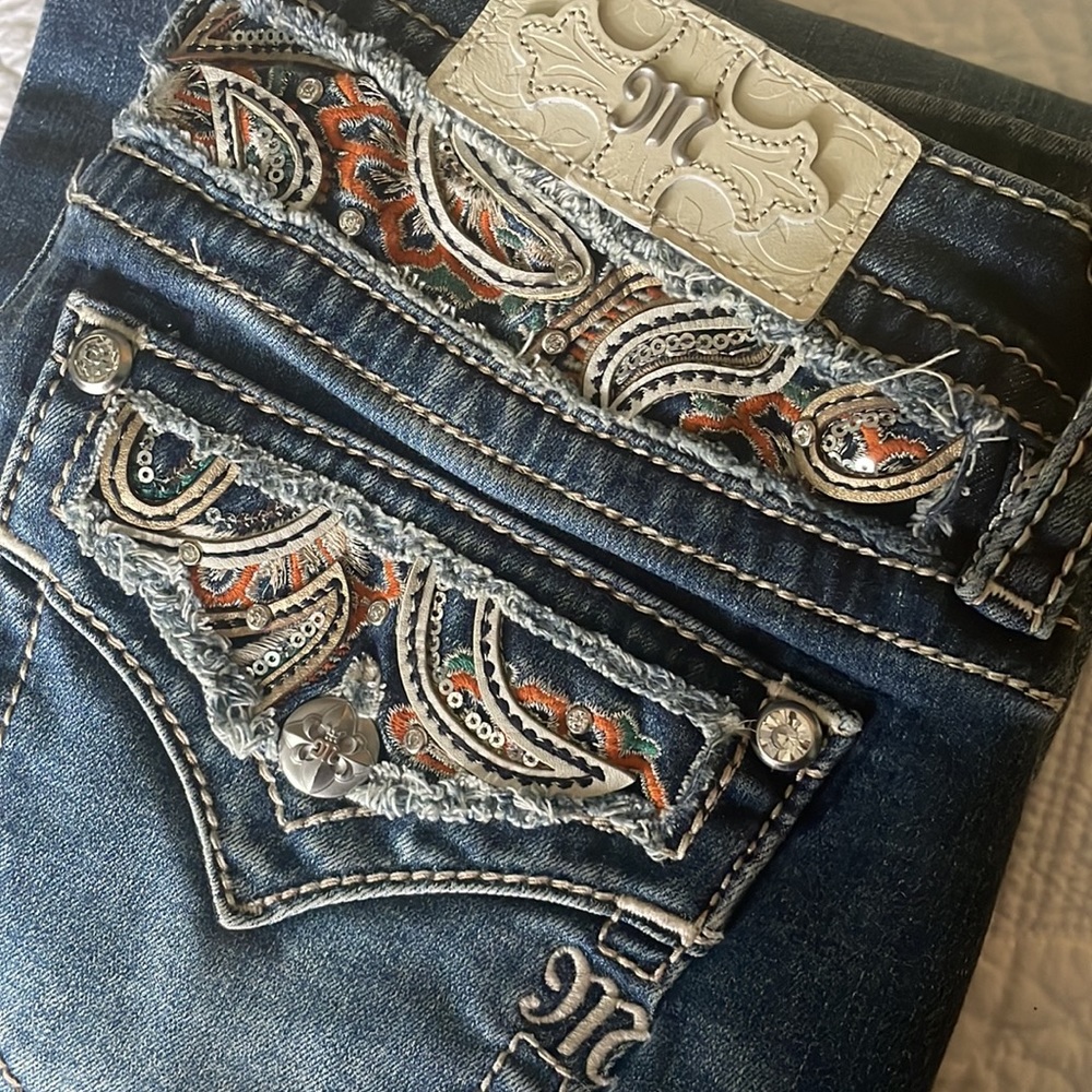 Miss Me Jeans size 31. Beautiful detail on pockets. Dress up or down!